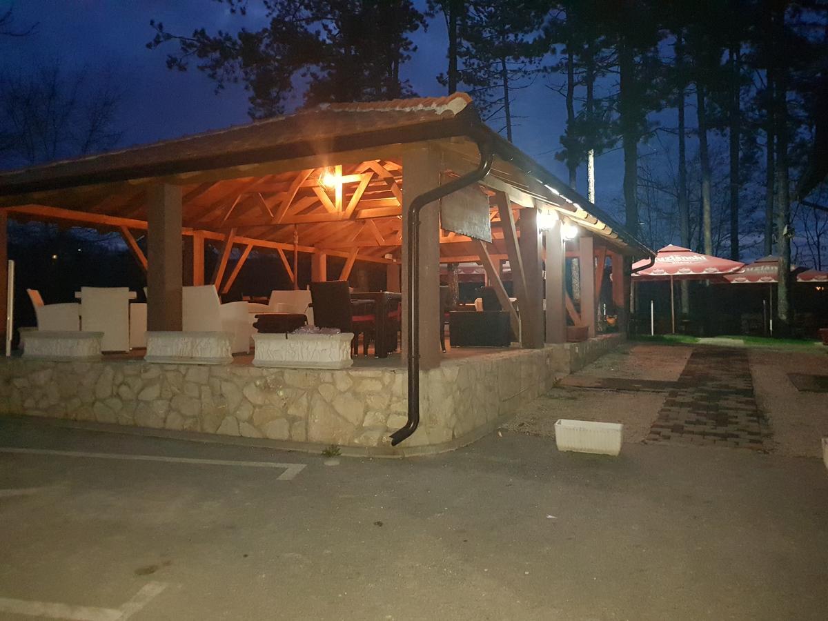 Restoran&Motel And Apartmants Lovacka Prica Tesanj Eksteriør bilde